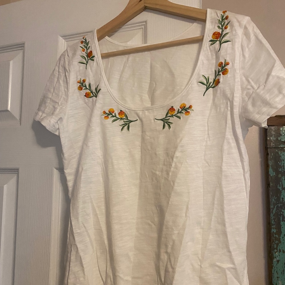 White t shirt w/ embroidered flowers